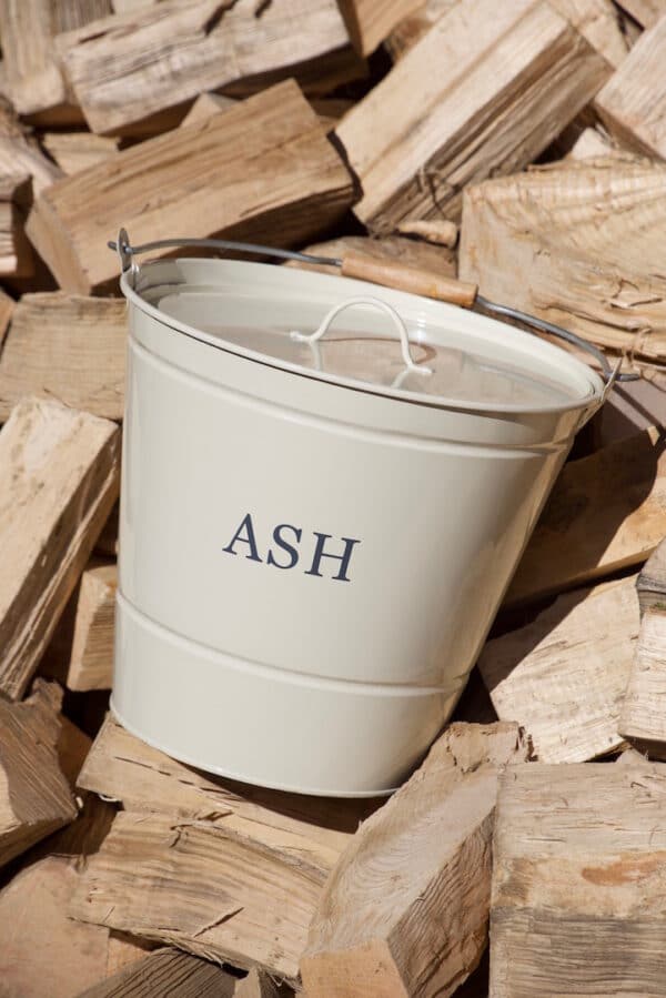 Cream ash bucket with lid